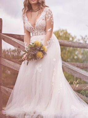 Elegant Lace A-Line Wedding Dress in Ivory